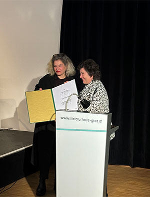 Übergabe Urkunde an Preisträgerin Daniela Seel