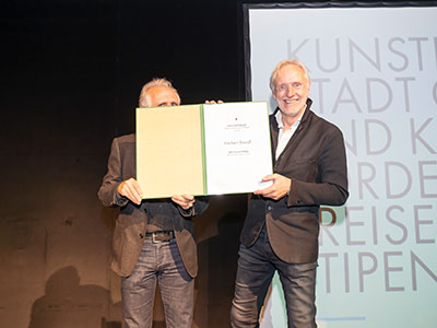 Übergabe Urkunde an Preisträger, Stadtrat Günter Riegler