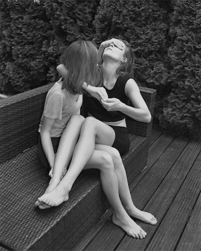 Schwarzweißfotografie von zwei Frauen