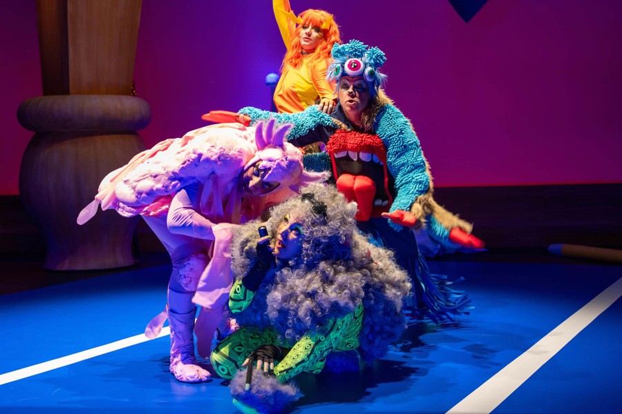 4 bunt verkleidete Monster übereinander auf der Bühne