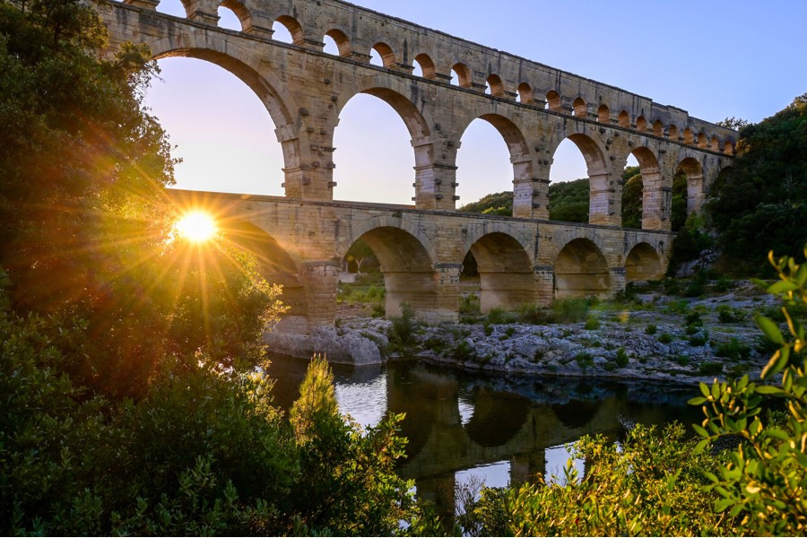 Alte Rundbogenbrücke über einen Fluss