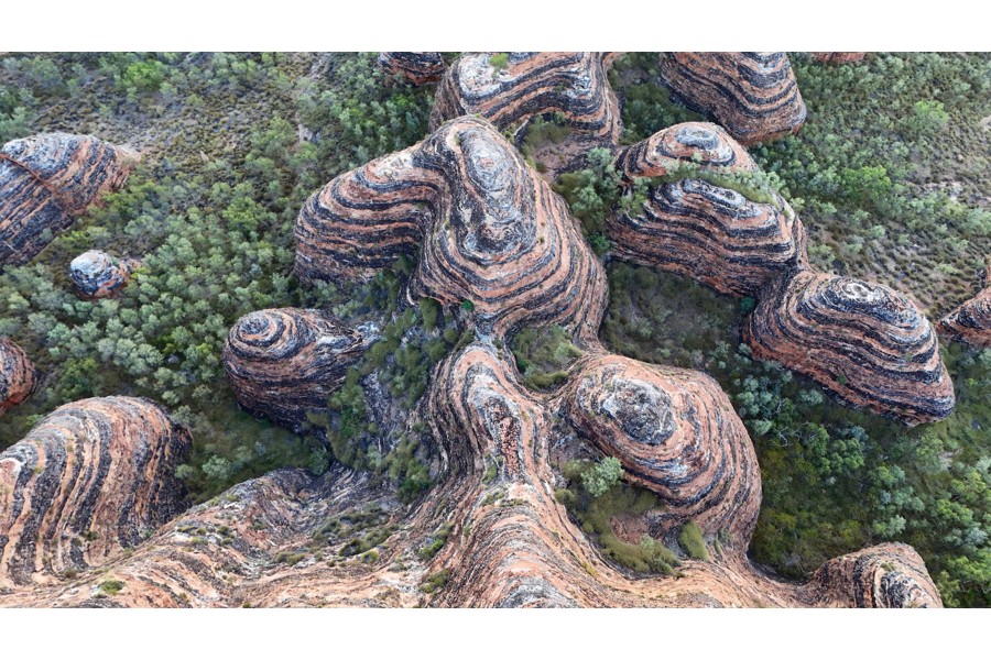 Luftaufnahme von riesigen kreisförmigen Felsformationen, die von Wald umgeben sind