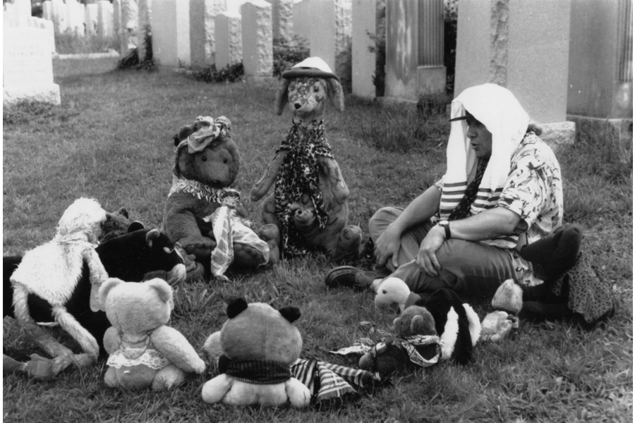 Charlemagne Palestine im Kreise von Stofftieren