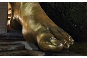 Der vergoldete Fuß eines Kolosses