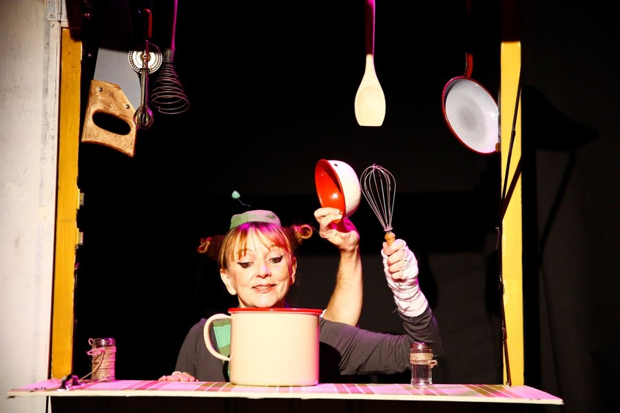 Foto: Clemens Nestroy Frau im Puppentheater